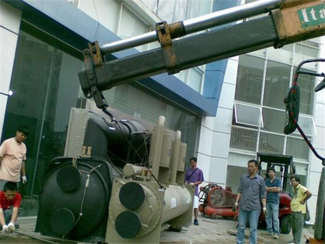 双阳区随车吊和汽车吊的核心区别是什么？哪种更省钱？